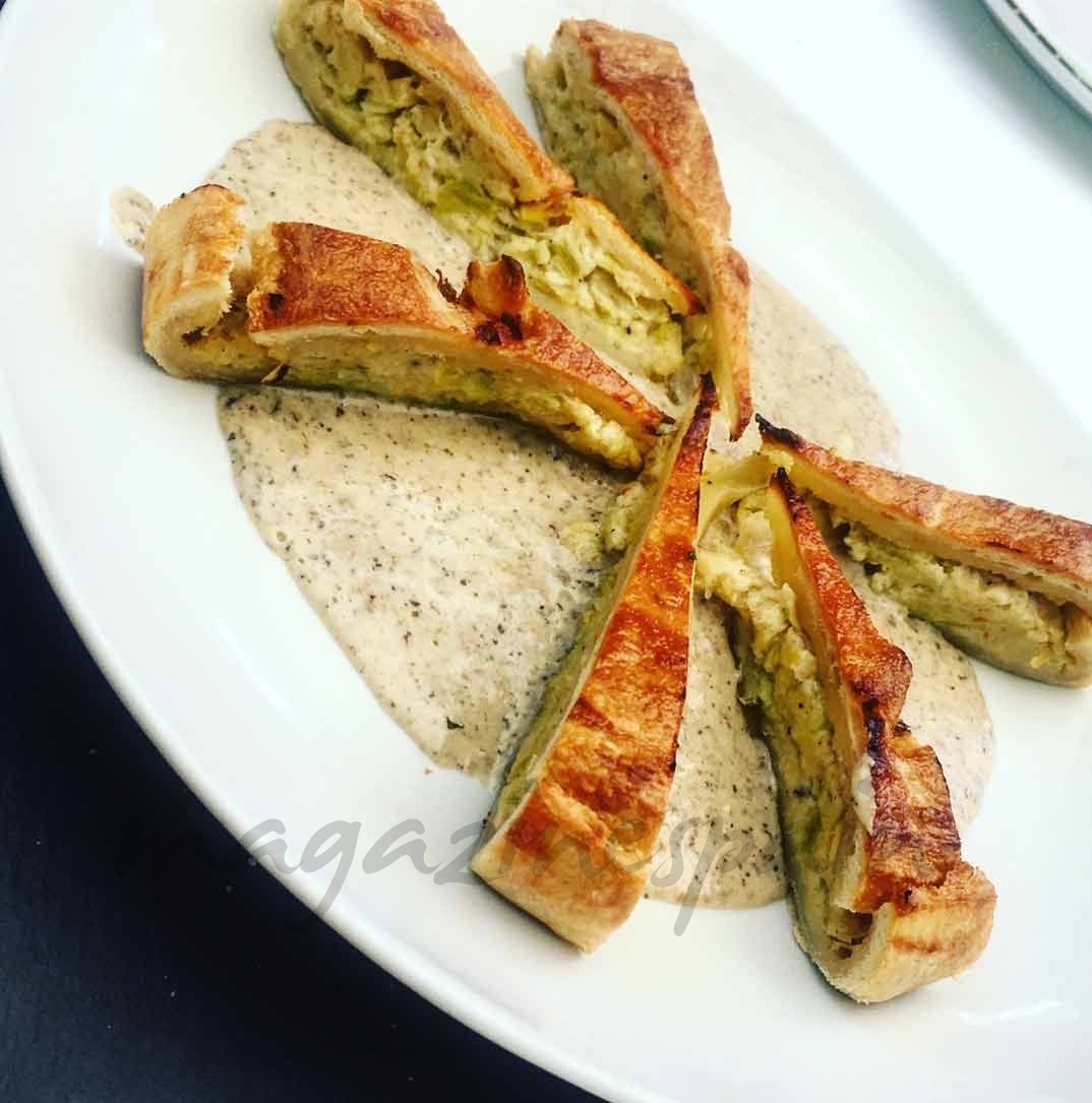 Pastel de puerros sobre salsa de boletus