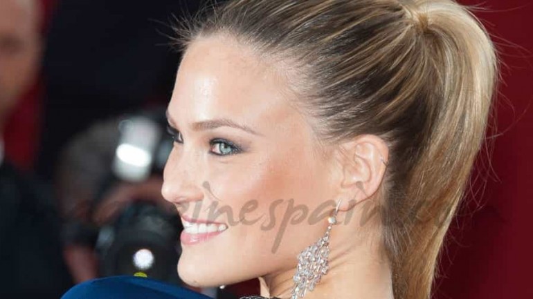 Bar Refaeli besa a una amiga y revoluciona las redes