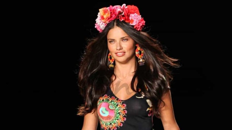 Adriana Lima espectacular, en la «Mercedes-Benz Fashion Week», de New York