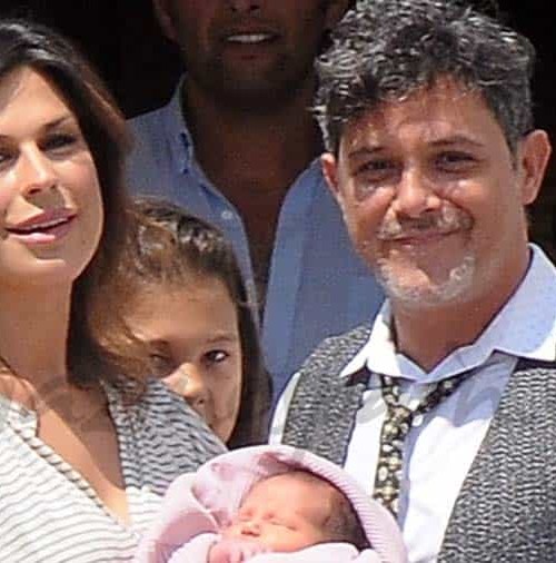 Alejandro Sanz presenta a su cuarta hija, Alma