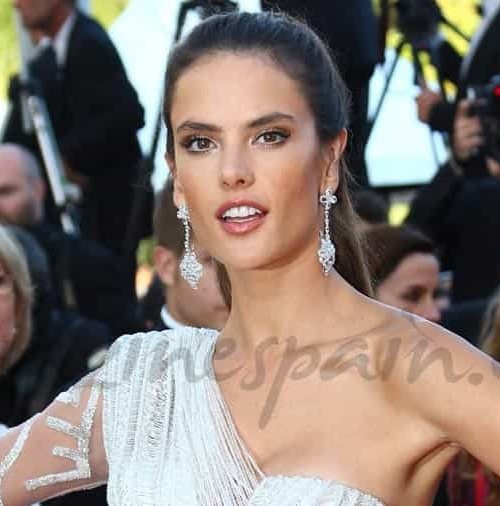 Alessandra Ambrosio, muy sexy sobre la alfombra roja de Cannes