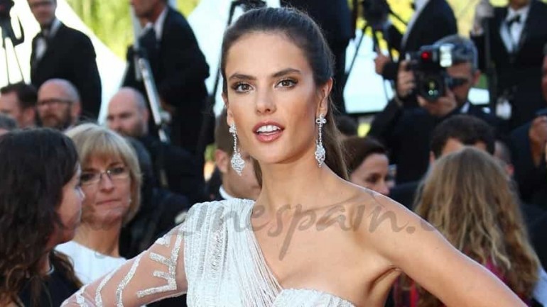 Alessandra Ambrosio, muy sexy sobre la alfombra roja de Cannes