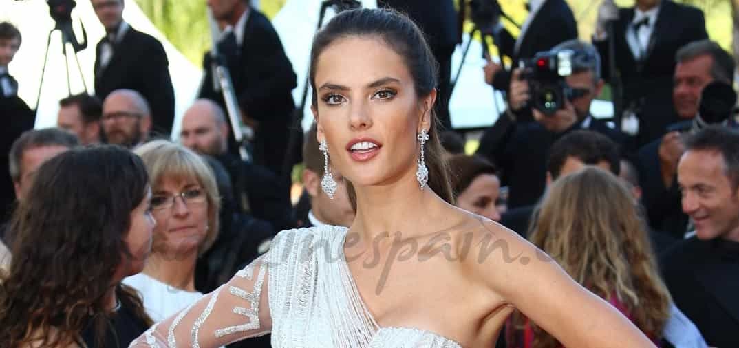 Alessandra Ambrosio, muy sexy sobre la alfombra roja de Cannes