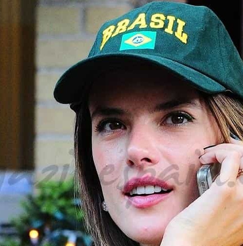 Alessandra Ambrosio… al mal tiempo… buena cara