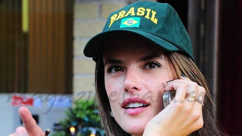 Alessandra Ambrosio… al mal tiempo… buena cara