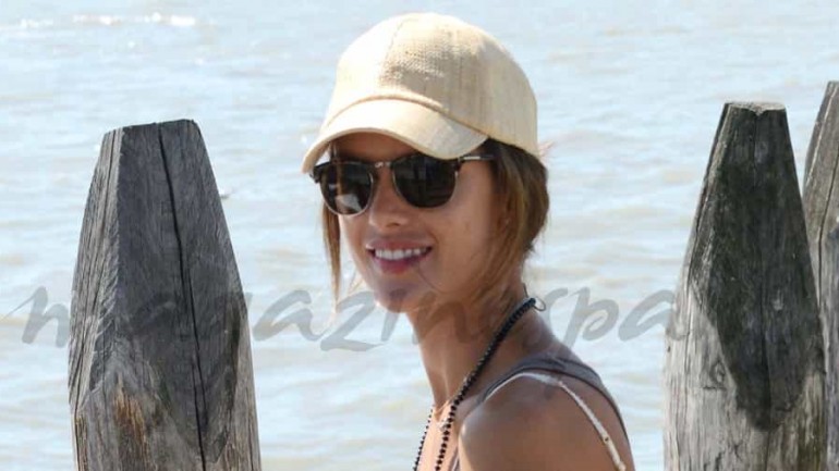 Alessandra Ambrosio cuida sus complementos