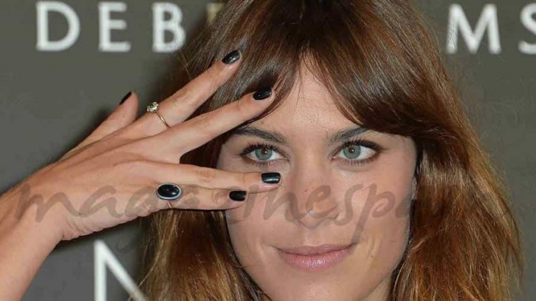 La «it girl», Alexa Chung, y su nueva laca de uñas