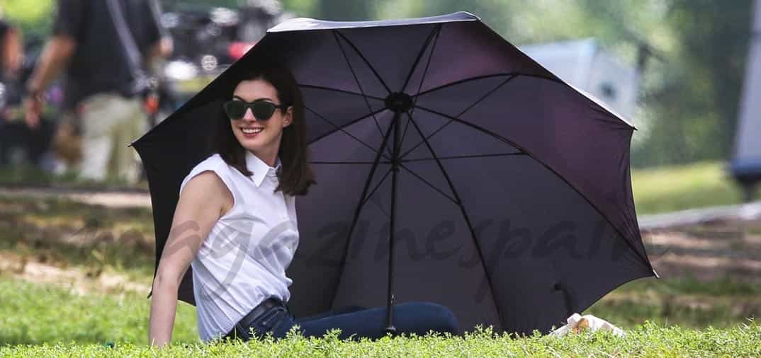 Anne Hathaway de picnic en el parque