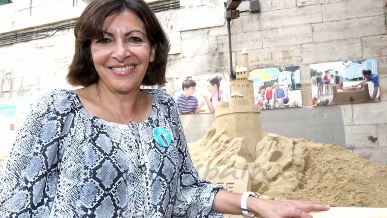 Anne Hidalgo «se baña» en la playa de París