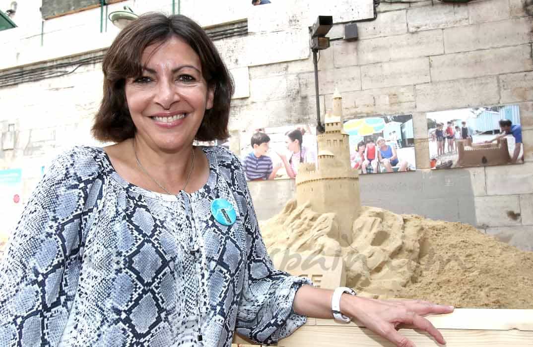 Anne Hidalgo «se baña» en la playa de París