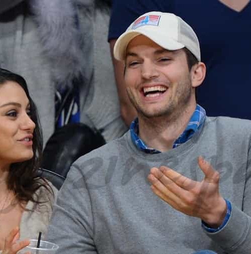 Ashton Kutcher y sus miradas al escote de Mila Kunis