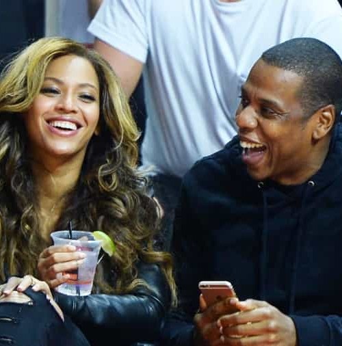 Beyonce y Jay Z felices en el baloncesto