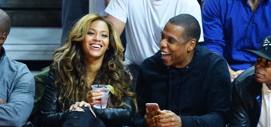 Beyonce y Jay Z felices en el baloncesto