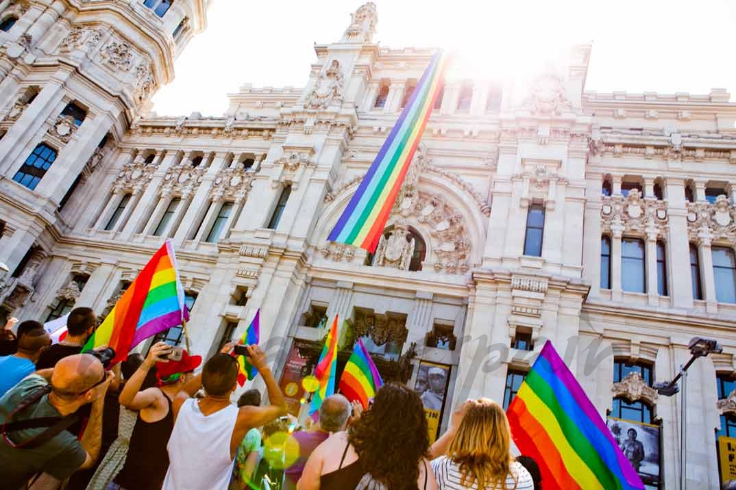 Bandera en el Ayuntamiento Copyright © 2016 WorldPride Madrid 2017