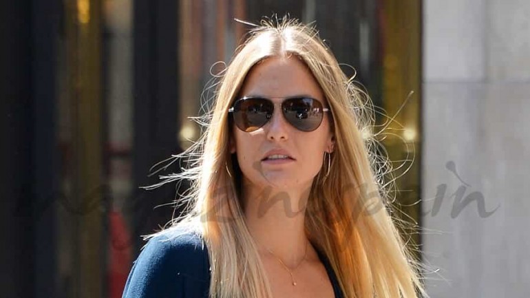 Bar Refaeli compras en París