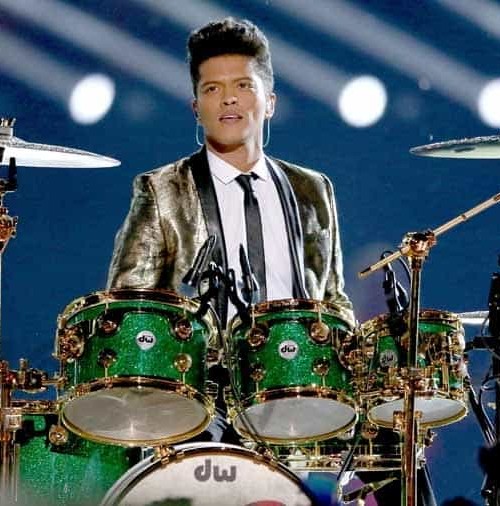 El cantante hawaiano Bruno Mars, triunfa en la Super Bowl