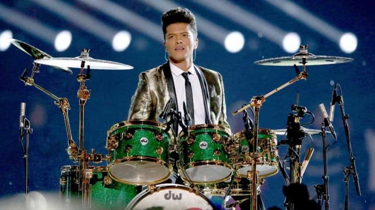 El cantante hawaiano Bruno Mars, triunfa en la Super Bowl