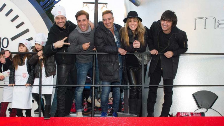 Paula Echevarria y David Bustamante, repartiendo caramelos