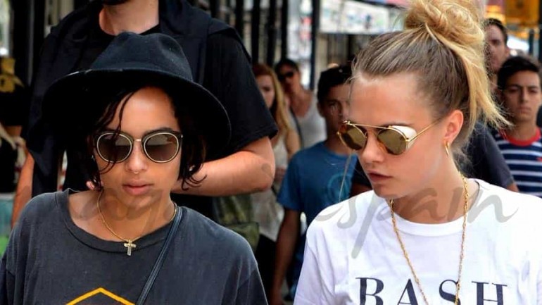 Cara Delevingne y Zoe Kravitz, estilismo adolescente