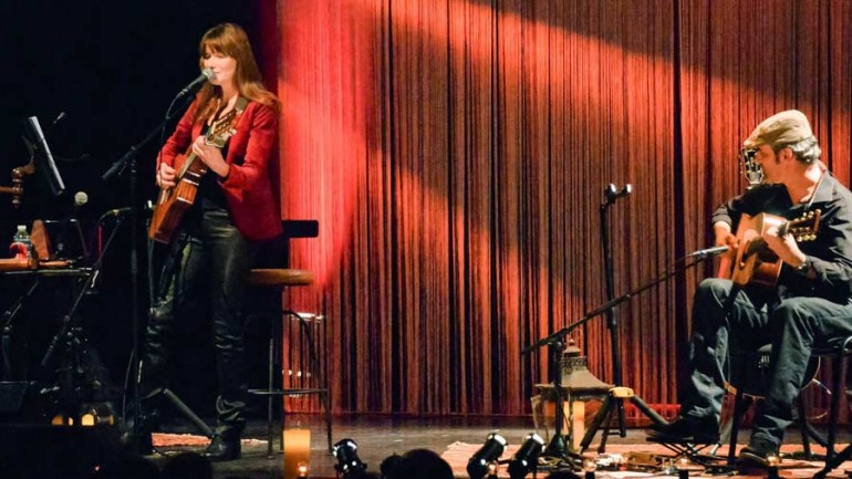 Carla Bruni finaliza su gira,  en España