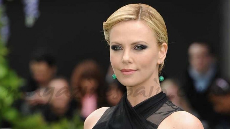 Charlize Theron, lección de estilo sobre la alfombra roja