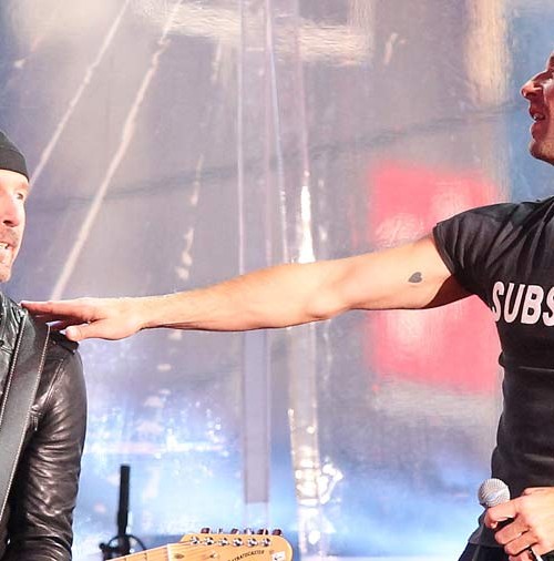 Chris Martin se divierte con U-2 y Bruce Springsteen