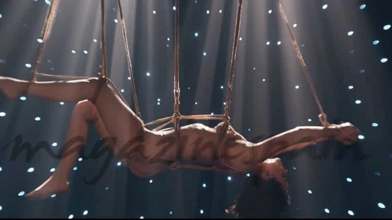 Dakota Johnson colgada