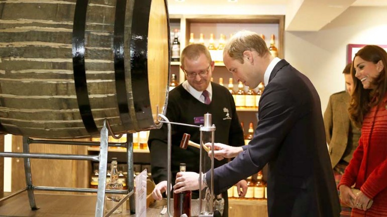 Duques de Cambridge prueban el auténtico whisky escocés