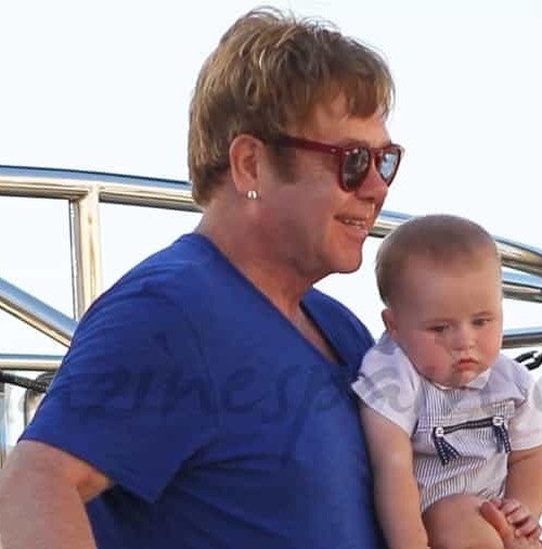 Elton John vacaciones con su marido y sus hijos