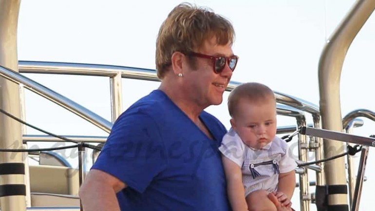 Elton John vacaciones con su marido y sus hijos