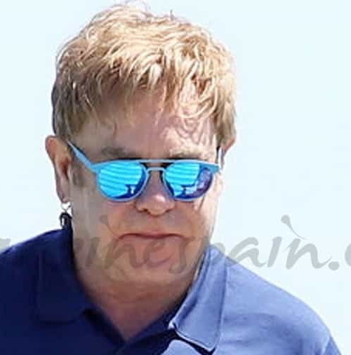 Con unos kilos de más, Elton John se recupera en Saint Tropez