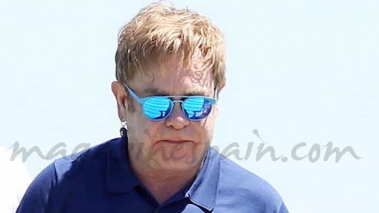 Con unos kilos de más, Elton John se recupera en Saint Tropez