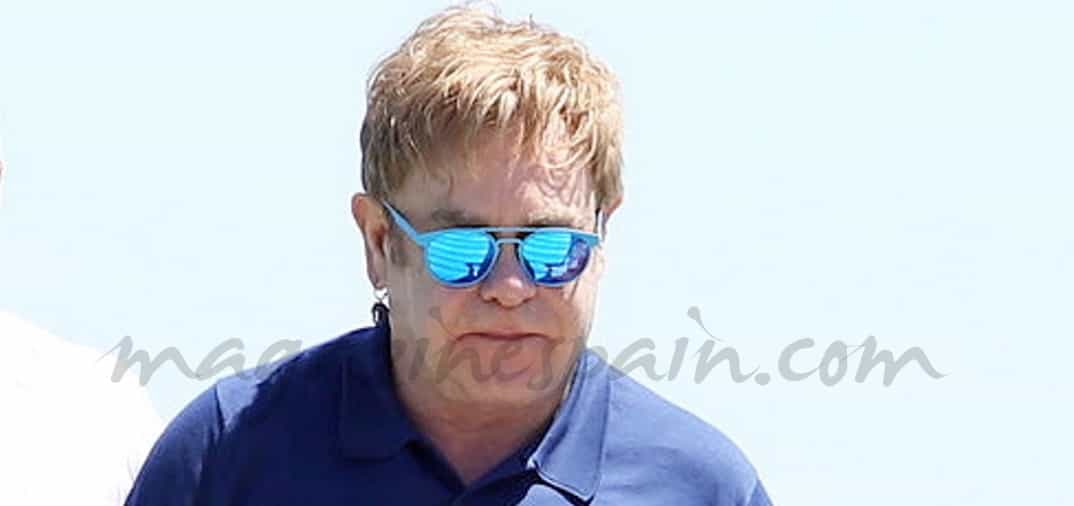 Con unos kilos de más, Elton John se recupera en Saint Tropez