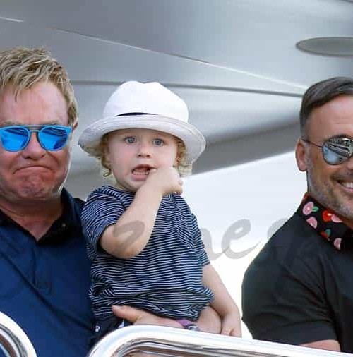 Elton John, su marido y sus hijos en Saint Tropez