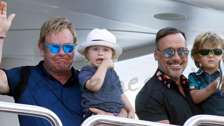 Elton John, su marido y sus hijos en Saint Tropez