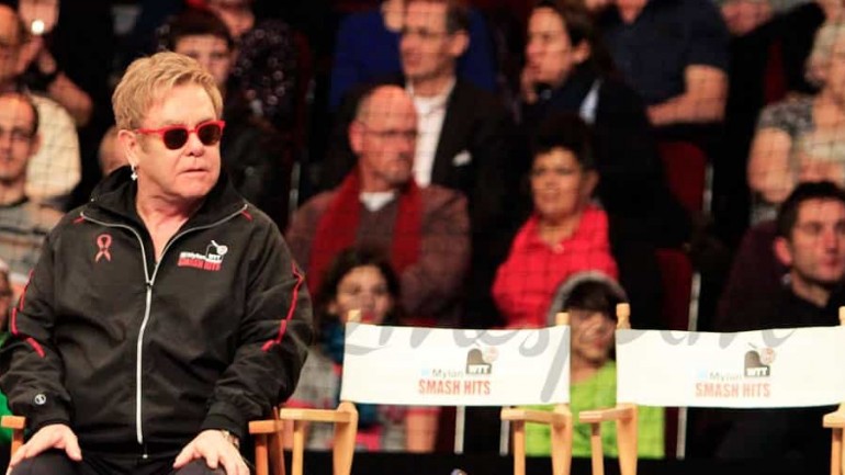 Elton John por los suelos