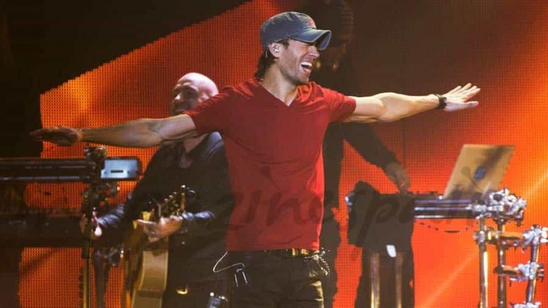 Enrique Iglesias asustado entre sus fans, promocionando «Sex And Love»