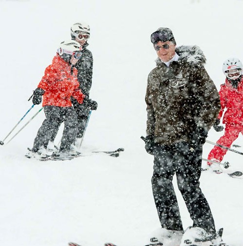 La Familia Real belga  celebran el carnaval en la nieve