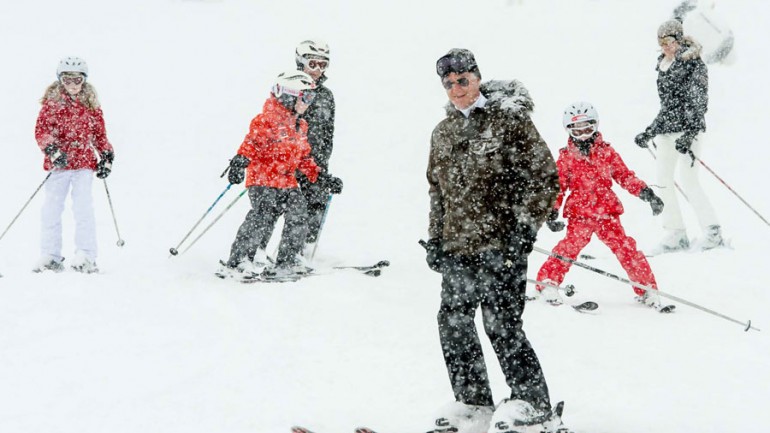 La Familia Real belga  celebran el carnaval en la nieve