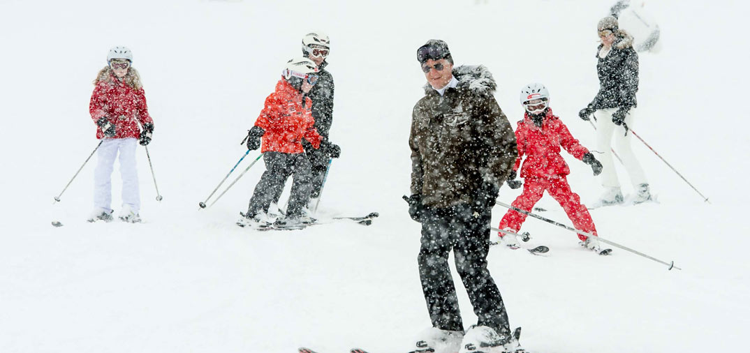 La Familia Real belga  celebran el carnaval en la nieve