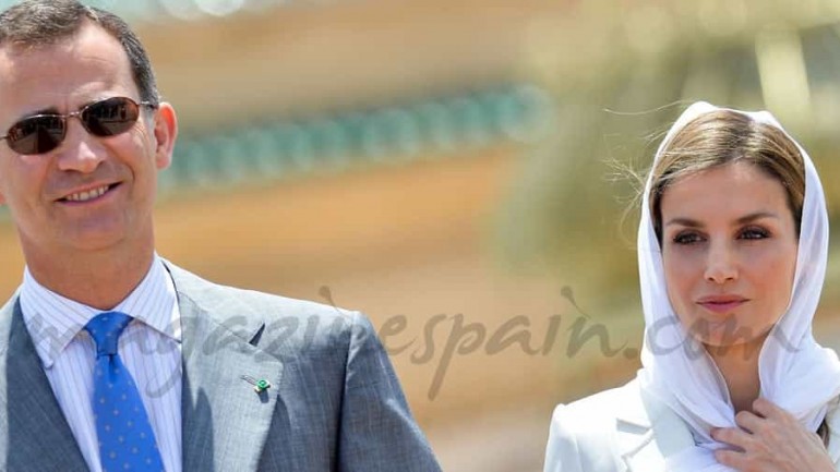 La reina Letizia descalza y con el pañuelo marroquí