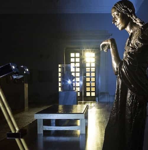 Desde tu casa y por la noche, puedes visitar la galería de arte «Tate Britain»