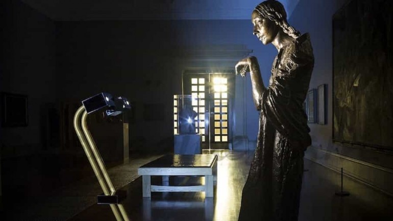 Desde tu casa y por la noche, puedes visitar la galería de arte «Tate Britain»