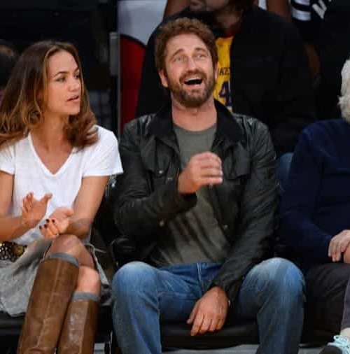 Gerard Butler y su novia, fans de Los Lakers