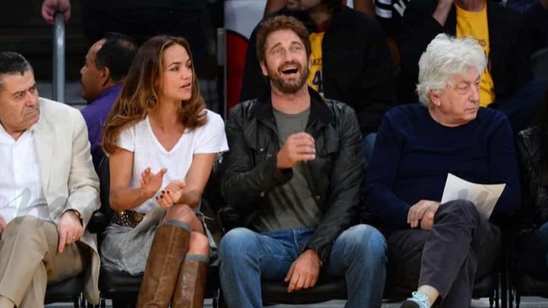 Gerard Butler y su novia, fans de Los Lakers