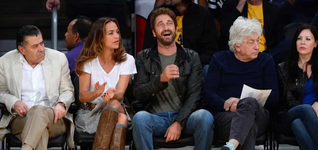 Gerard Butler y su novia, fans de Los Lakers