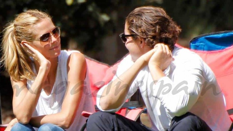 Heidi Klum y su «toy boy» enamorados en el fútbol