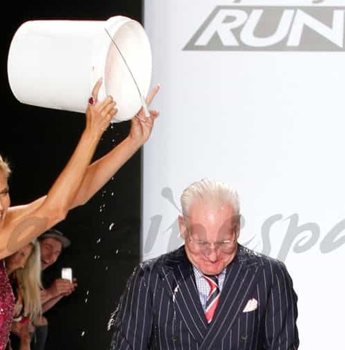 Heidi Klum vuelca el cubo con el agua helada sobre Tim Gunn