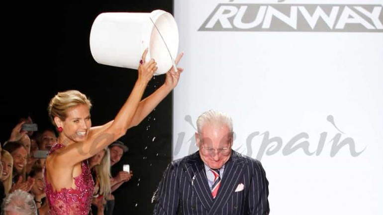 Heidi Klum vuelca el cubo con el agua helada sobre Tim Gunn
