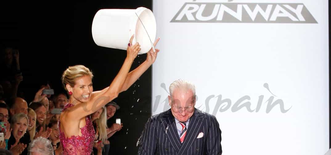 Heidi Klum vuelca el cubo con el agua helada sobre Tim Gunn